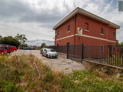 L�edificio, a due piani e di un color rosso mattone, � meno caratteristico di quello di Torre a Mare. Sembrerebbe una normale villetta se non fosse per il numero identificativo scritto sul retro...